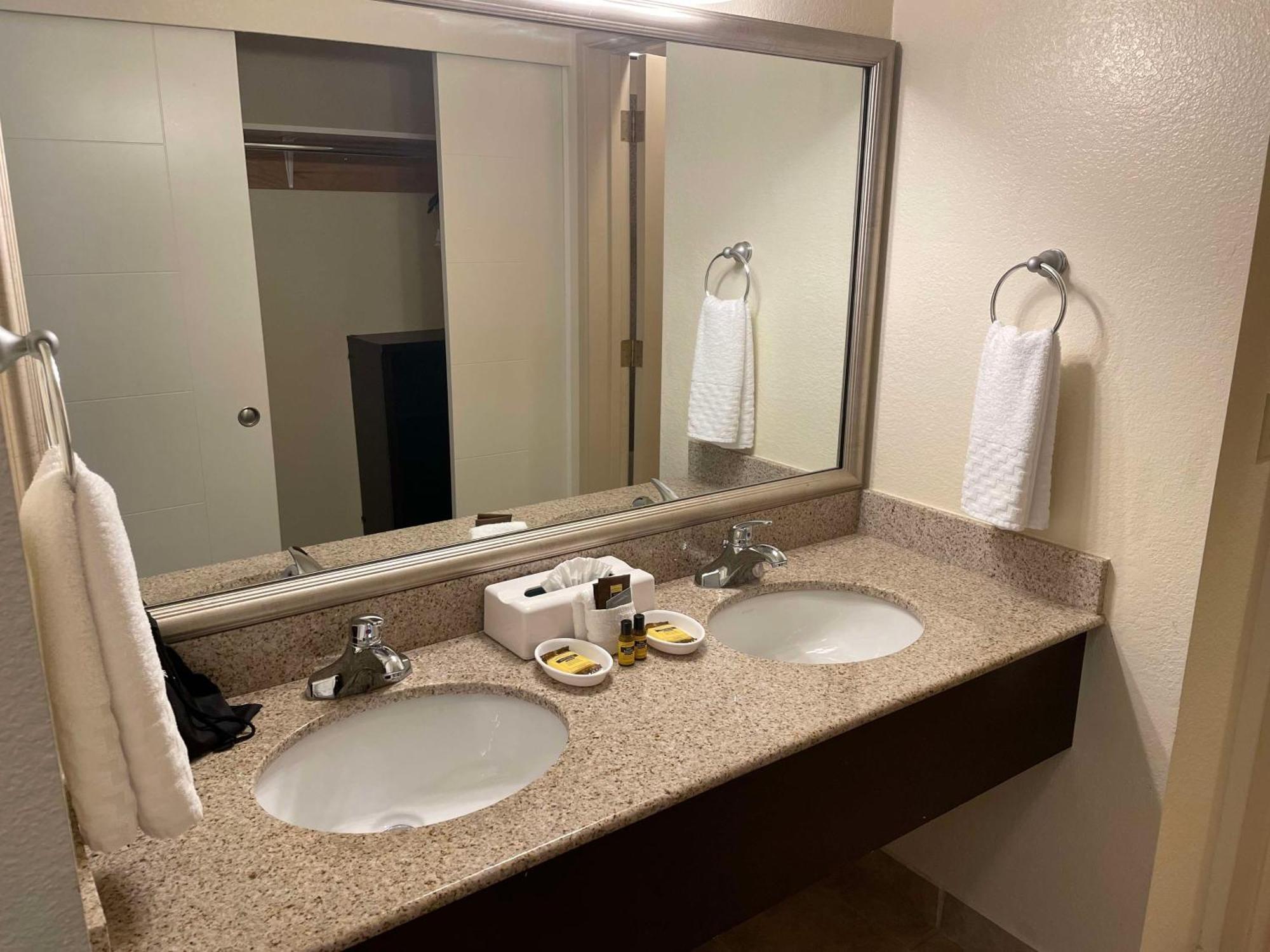 Best Western Plus Edmonds Harbor Inn Esterno foto